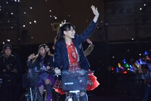 ママチャリでステージへ向かう秋本帆華。