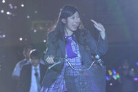 ママチャリでステージへ向かう大黒柚姫。