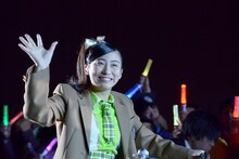 ママチャリでステージへ向かう坂本遥奈。