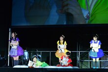 枕投げをしながら「マジ感謝」を歌うチームしゃちほこ。