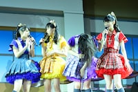 懺悔することが決まりうなだれる咲良菜緒、伊藤千由李、大黒柚姫、秋本帆華。