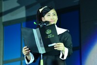 シスター姿の坂本遥奈。