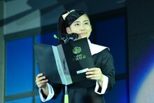 シスター姿の坂本遥奈。