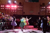 客席の間を通って退場するチームしゃちほこ。