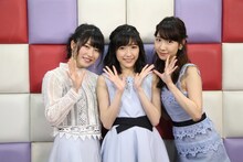 左から横山由依、渡辺麻友、柏木由紀。