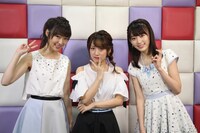 左から指原莉乃、高橋みなみ、宮脇咲良。