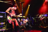 稲見喜彦（B, Vo, Syn / avengers in sci-fi）（撮影：橋本塁［SOUND SHOOTER］）