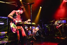 稲見喜彦（B, Vo, Syn / avengers in sci-fi）（撮影：橋本塁［SOUND SHOOTER］）