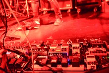 木幡太郎（G, Vo, Syn / avengers in sci-fi）の足元。（撮影：橋本塁［SOUND SHOOTER］）