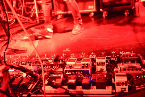 木幡太郎（G, Vo, Syn / avengers in sci-fi）の足元。（撮影：橋本塁［SOUND SHOOTER］）