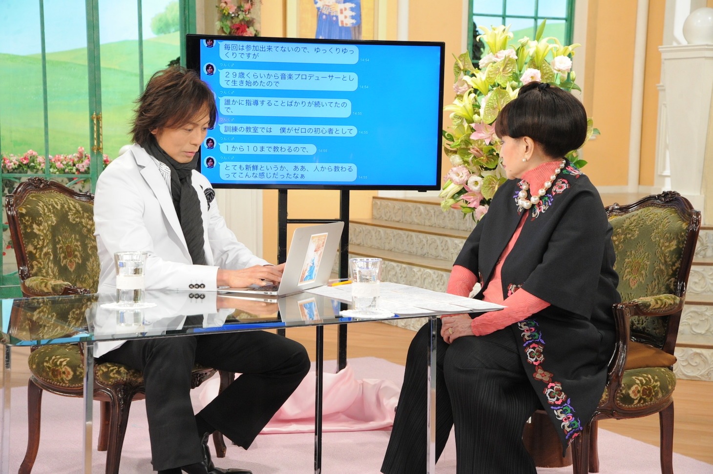パソコンを使って対談するつんく♂（左）と黒柳徹子（右）。(c)テレビ朝日