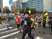 「横浜マラソン2016」に出場する山田義孝（Vo）。（提供：ポニーキャニオン）