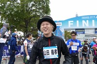 「横浜マラソン2016」に出場した山田義孝（Vo）。（提供：ポニーキャニオン）