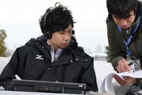 「横浜マラソン2016」の中継番組に解説者として出演する吉田結威（G, Vo）。（提供：ポニーキャニオン）