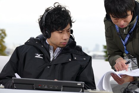 「横浜マラソン2016」の中継番組に解説者として出演する吉田結威（G, Vo）。（提供：ポニーキャニオン）