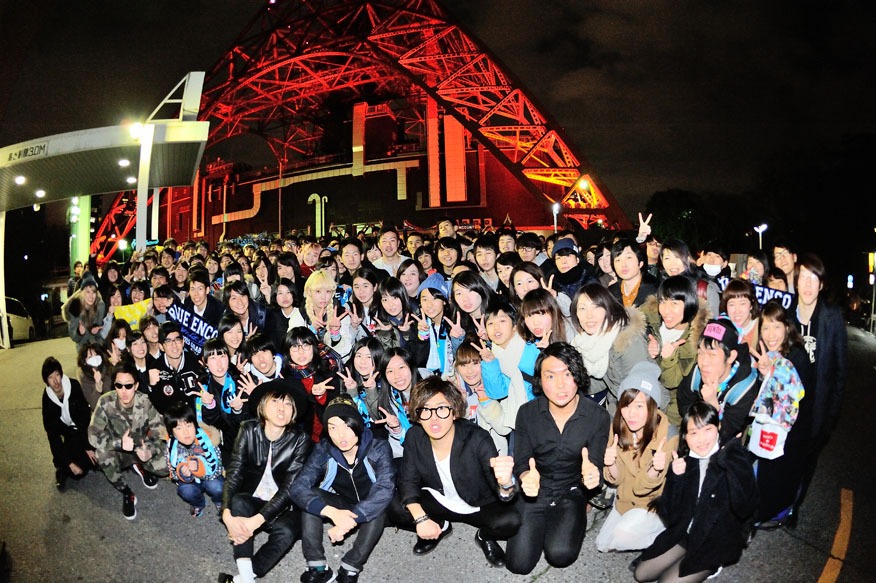 ファンに囲まれ記念撮影をするBLUE ENCOUNT。（Photo by MASANORI FUJIKAWA）