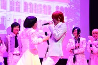 神生アキラに迫る、おかずクラブ・オカリナ（手前左）。