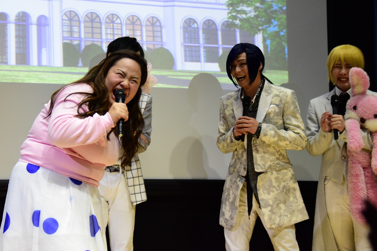 おかずクラブ・オカリナを弄んだ神生アキラに激昂する、おかずクラブ・ゆいP（手前左）。