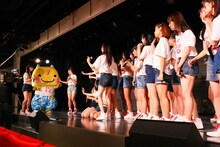 新潟・NGT48劇場での「ミュージャック」のロケの様子。（写真提供：関西テレビ）