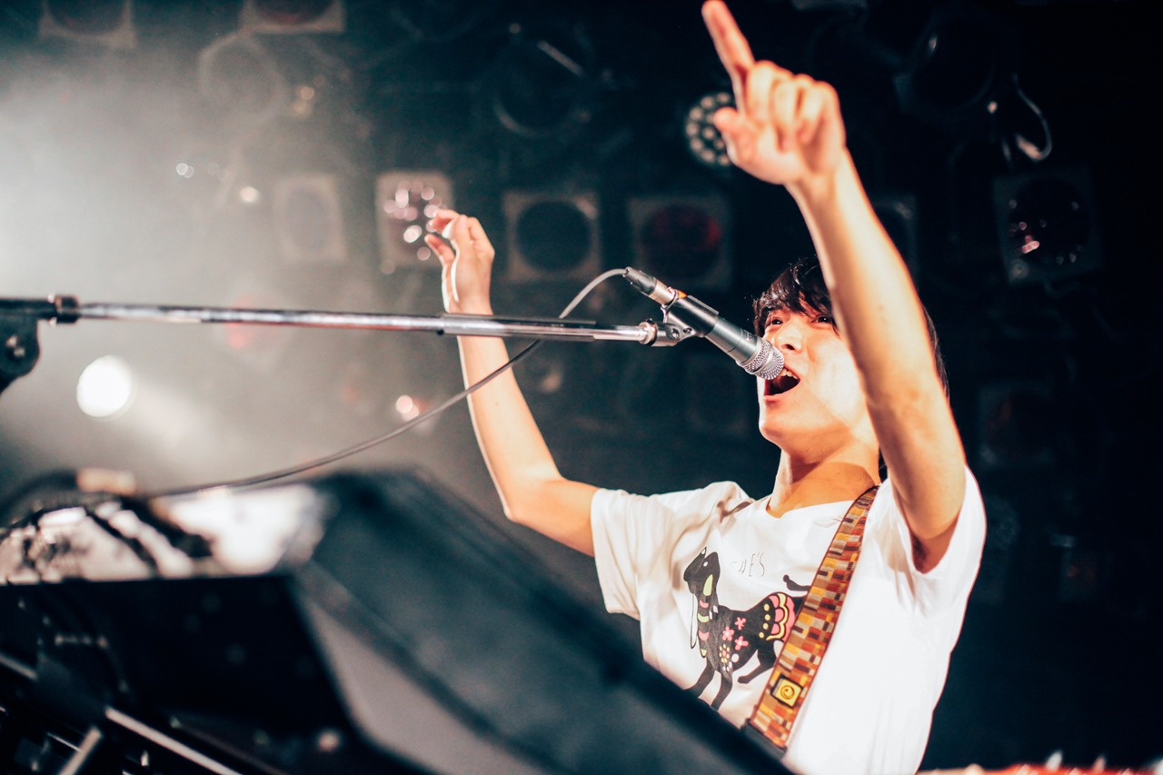 井上竜馬（Vo, Key）（撮影：西槇太一）