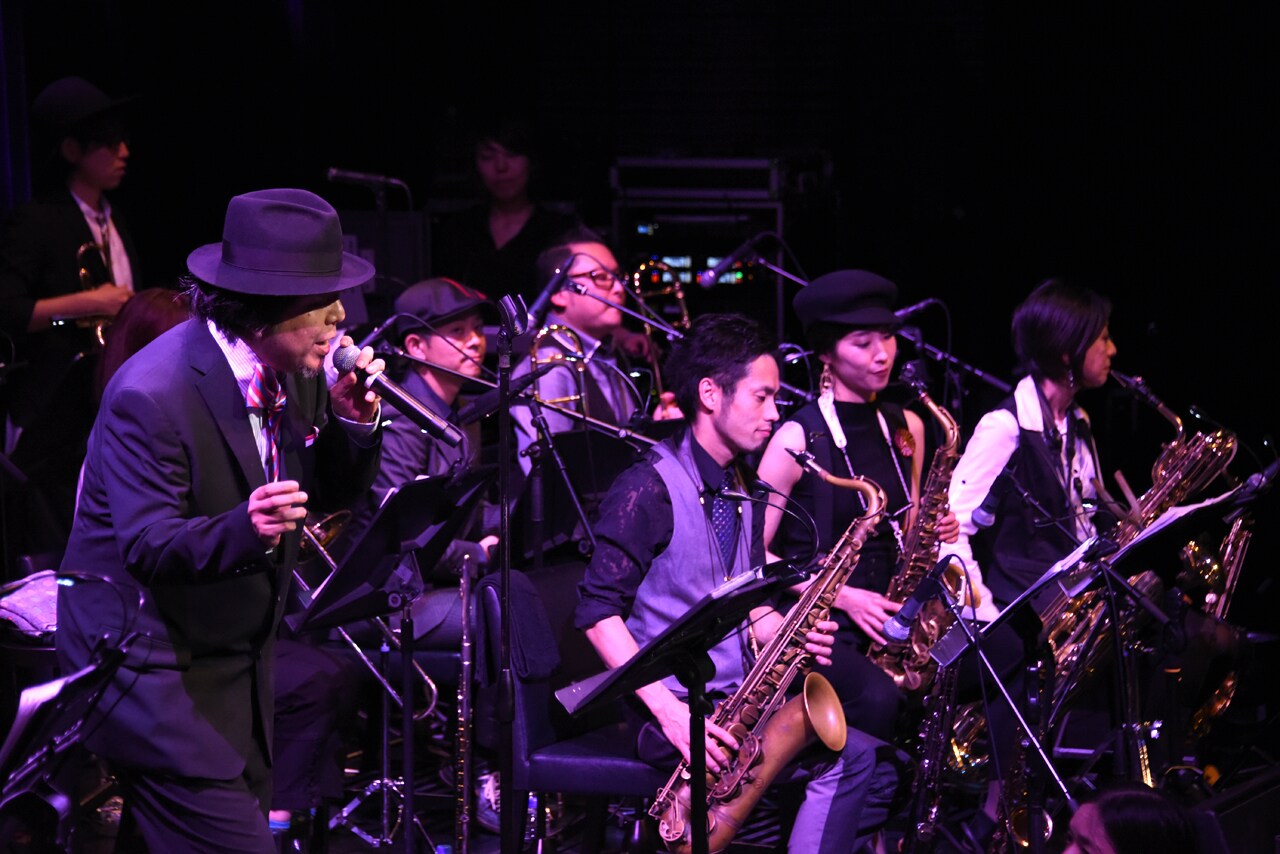 3月13日の東京・Billboard Live TOKYO公演「KERA『Brown, White & Black』SPECIAL SOLO LIVE」の様子。