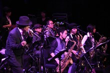 3月13日の東京・Billboard Live TOKYO公演「KERA『Brown, White & Black』SPECIAL SOLO LIVE」の様子。