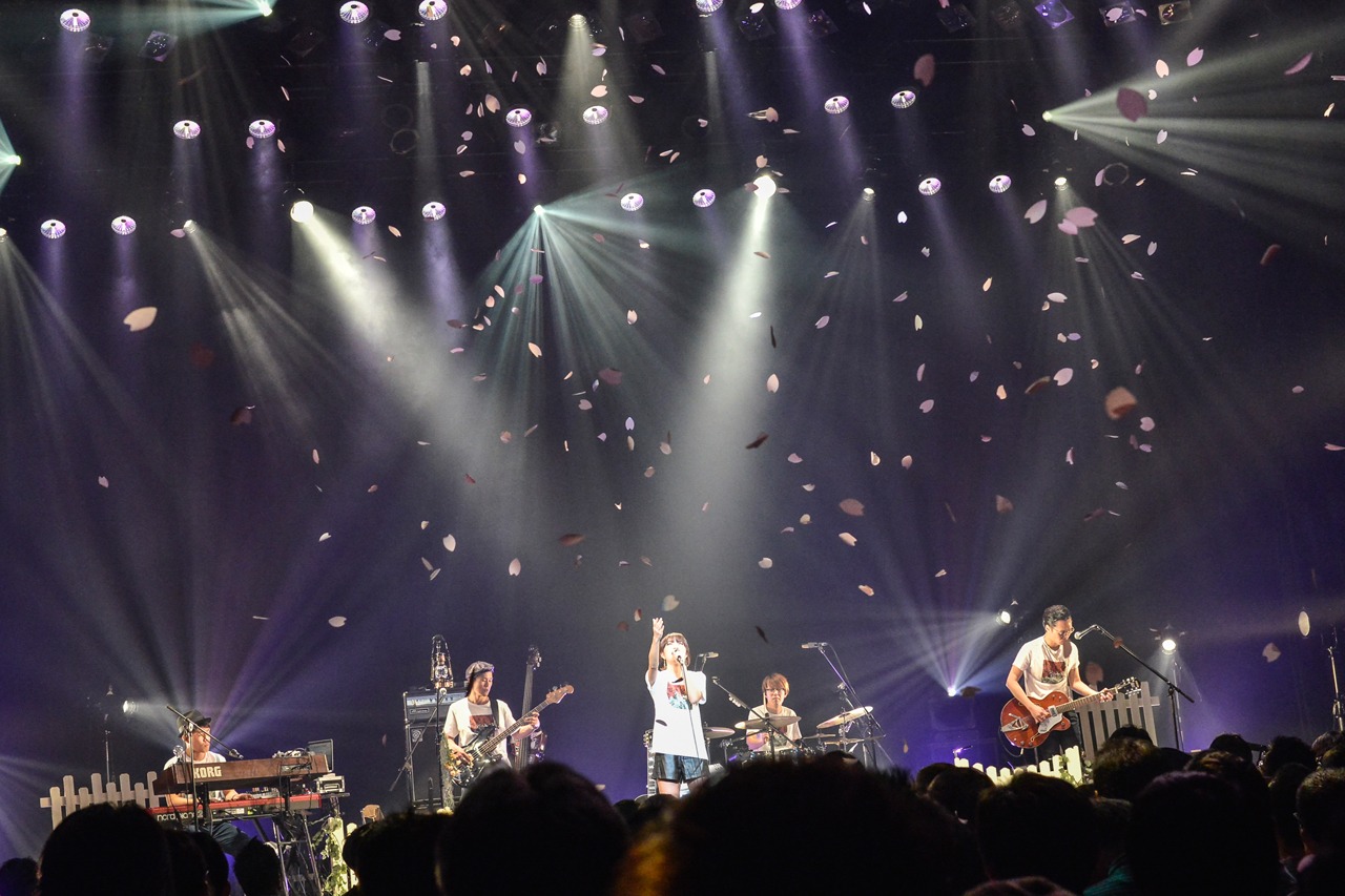 「Rihwa's TOUR 2016“TODAY MAKES TOMORROW”」赤坂BLITZ公演の様子。（Photo by AZUSA TAKADA）