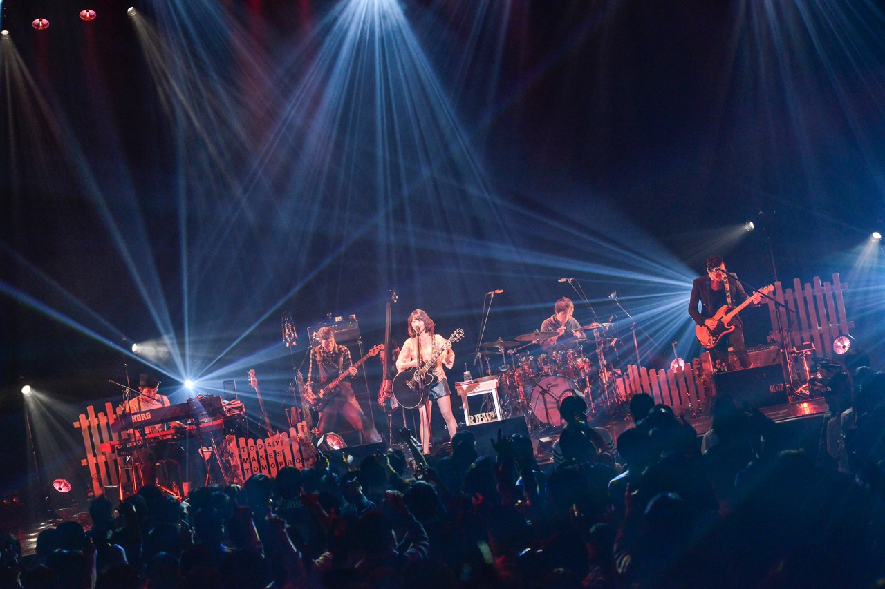 「Rihwa's TOUR 2016“TODAY MAKES TOMORROW”」赤坂BLITZ公演の様子。（Photo by AZUSA TAKADA）