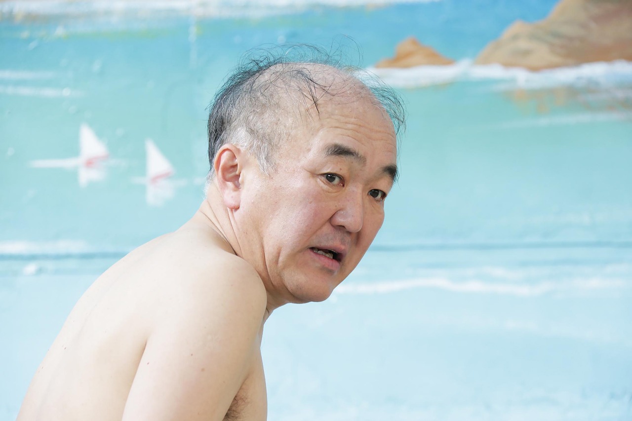 「昼のセント酒」初回ゲストの温水洋一。 (c)テレビ東京