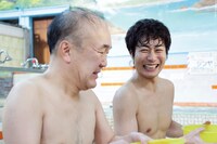 「昼のセント酒」初回のワンシーン。左より温水洋一、戸次重幸。 (c)テレビ東京