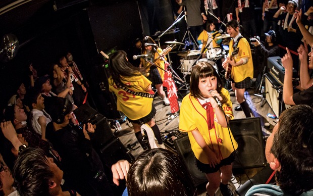 「がんばれ！Victory『十代発表』発売記念～360度解放フロアライブ～」の様子。（提供：ポニーキャニオン）