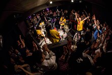 「がんばれ！Victory『十代発表』発売記念～360度解放フロアライブ～」の様子。（提供：ポニーキャニオン）