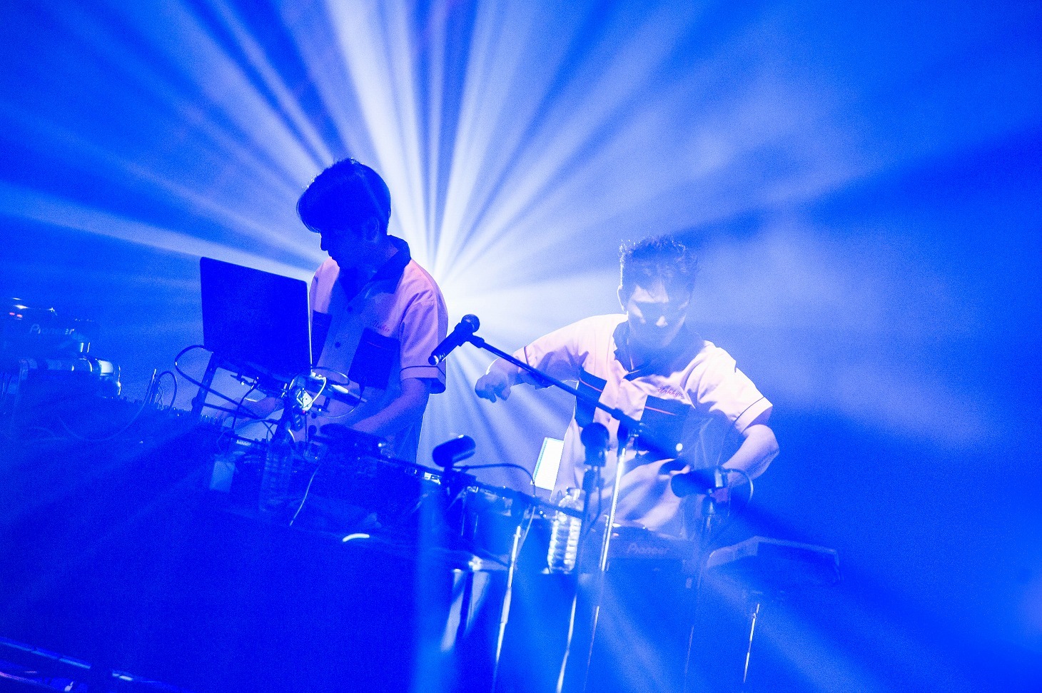 左から牛尾憲輔、石野卓球。（Photo by Masanori Naruse）