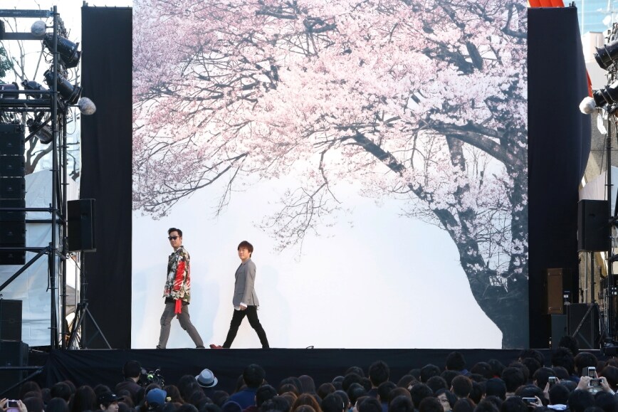 コブクロ、本人自ら5mの特大ジャケットになる