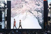 「未来 Spring Package」コブクロバージョンのジャケットになりきるコブクロ。（Photo by Hisashi Mori）