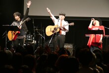 吉田山田と大福（写真中央）。（提供：ポニーキャニオン）