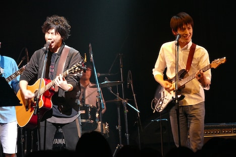 左から吉田結威（吉田山田）、一戸（荒川ケンタウロス）。（提供：ポニーキャニオン）