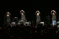 ラブレターズと吉田山田によるコントの様子。（提供：ポニーキャニオン）