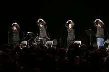 ラブレターズと吉田山田によるコントの様子。（提供：ポニーキャニオン）