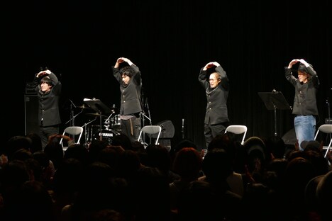 ラブレターズと吉田山田によるコントの様子。（提供：ポニーキャニオン）