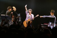 左から吉田結威（吉田山田）、橋口洋平（wacci）、山田義孝（Vo）。（提供：ポニーキャニオン）