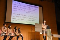 プレゼンする白井沙樹（右）。