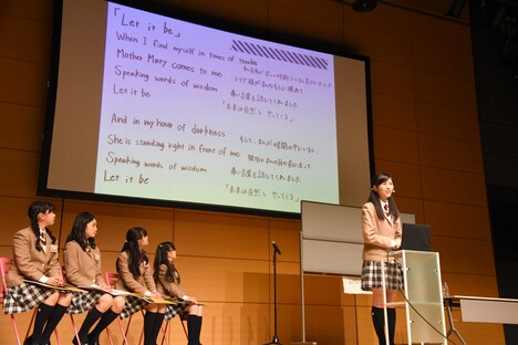 プレゼンする白井沙樹（右）。