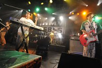 「MV GET BACK SESSION『友だちを殺してまで。』LIVE」3月15日の東京・LIQUIDROOM公演の様子。（撮影：佐藤哲郎）