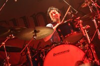 荒井智之（Dr）（撮影：後藤壮太郎）