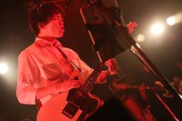片岡健太（Vo, G）（撮影：後藤壮太郎）