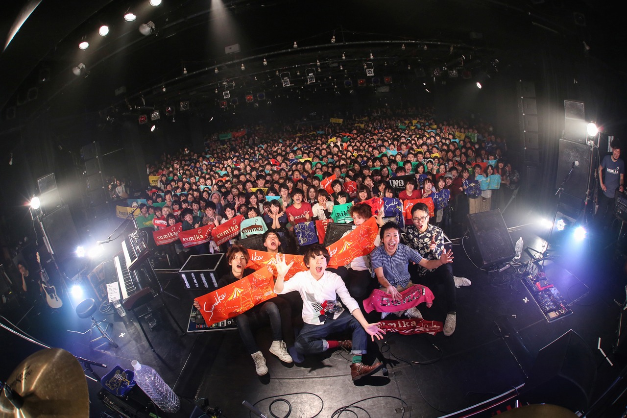sumika「Re:Birth Tour」東京・LIQUIDROOM公演での記念撮影。（撮影：後藤壮太郎）