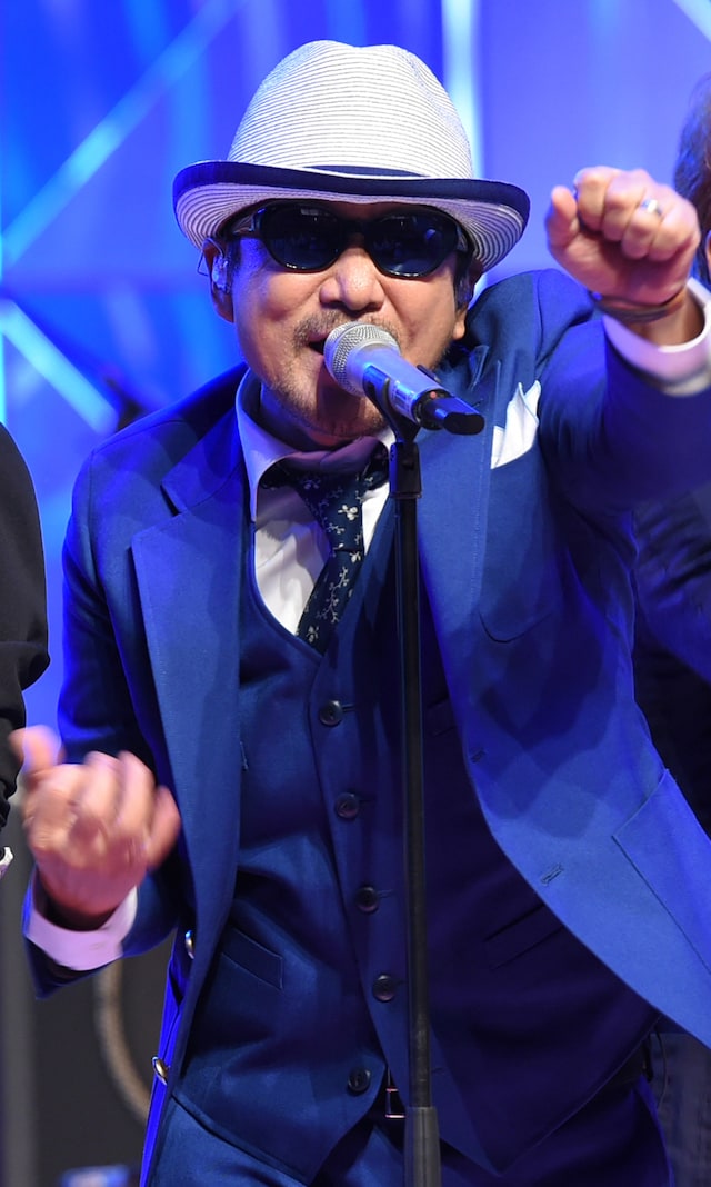 拳を突き出し熱唱するChage。(c)TBS