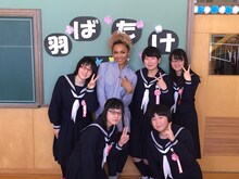 Crystal Kayと上美生中学校の卒業生たち。