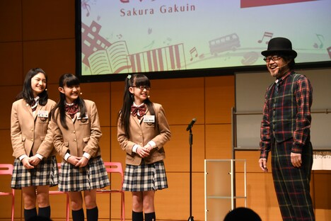 左から岡田愛、麻生真彩、吉田爽葉香、倉本美津留校長。